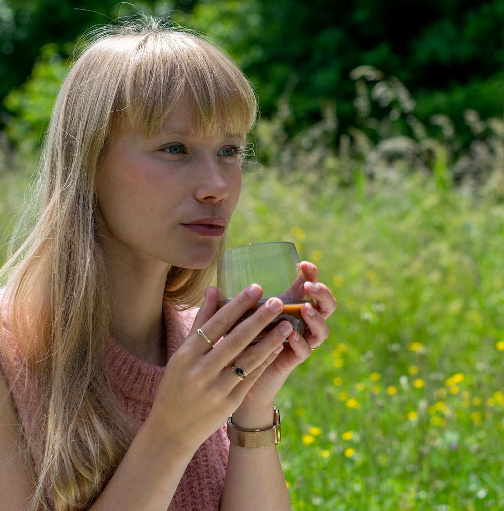 Manon met een glas met cacao