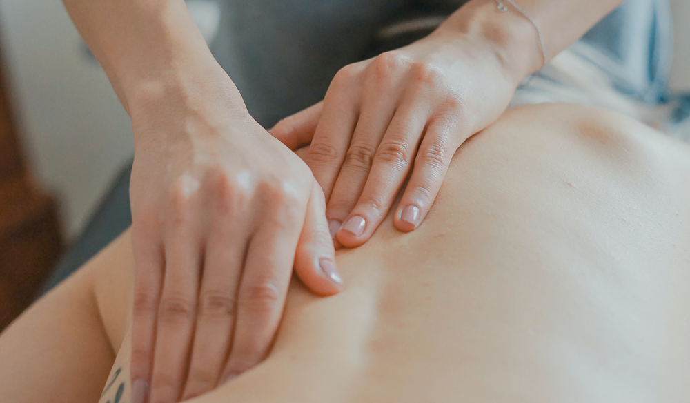 Manon bezig met cupping behandeling