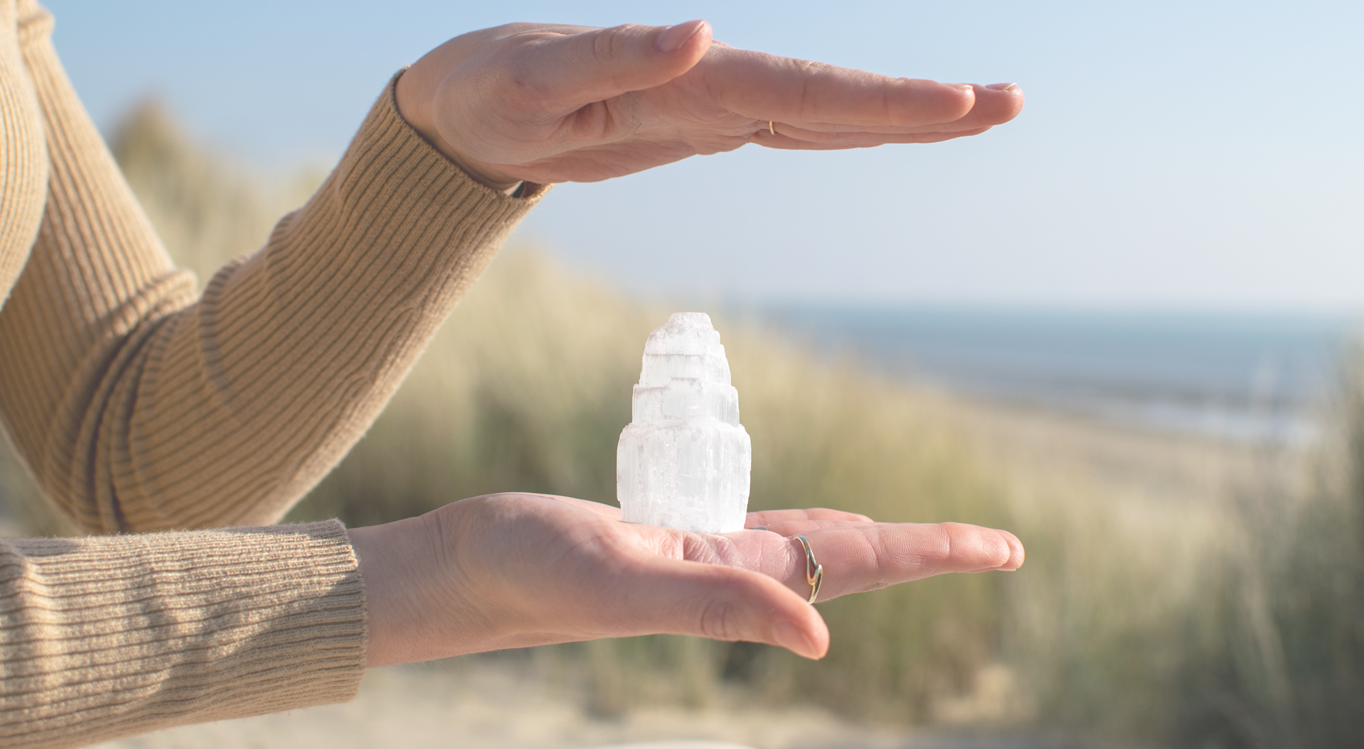 Manon met Bergkristal in haar hand